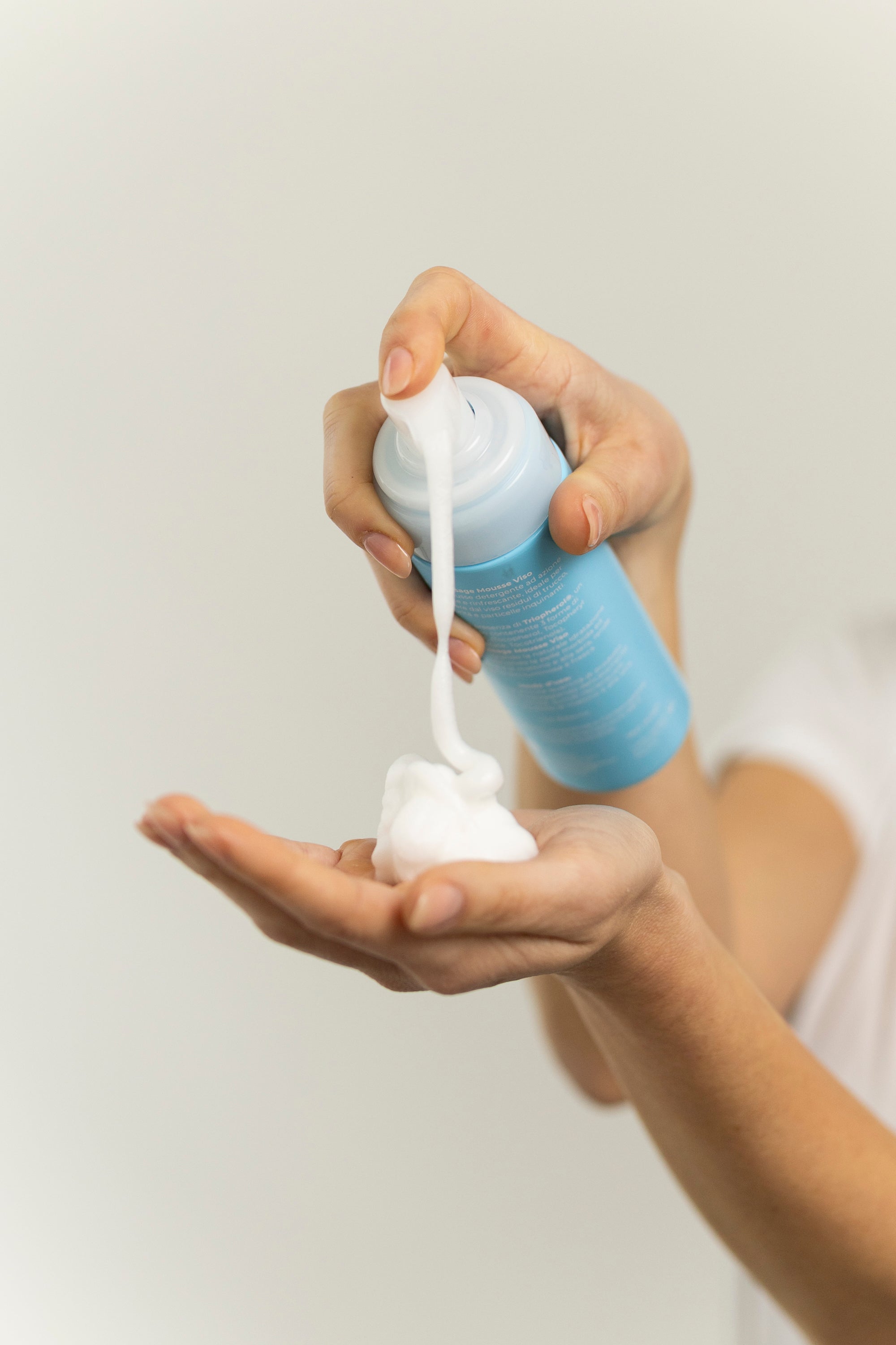 La detersione viso secondo Evisage: la skincare che parte dal primo gesto